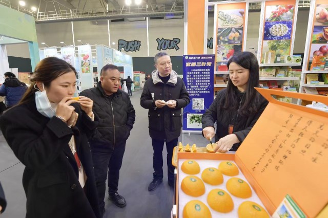 长三角绿色优质农产品展销会在吴江热闹开市